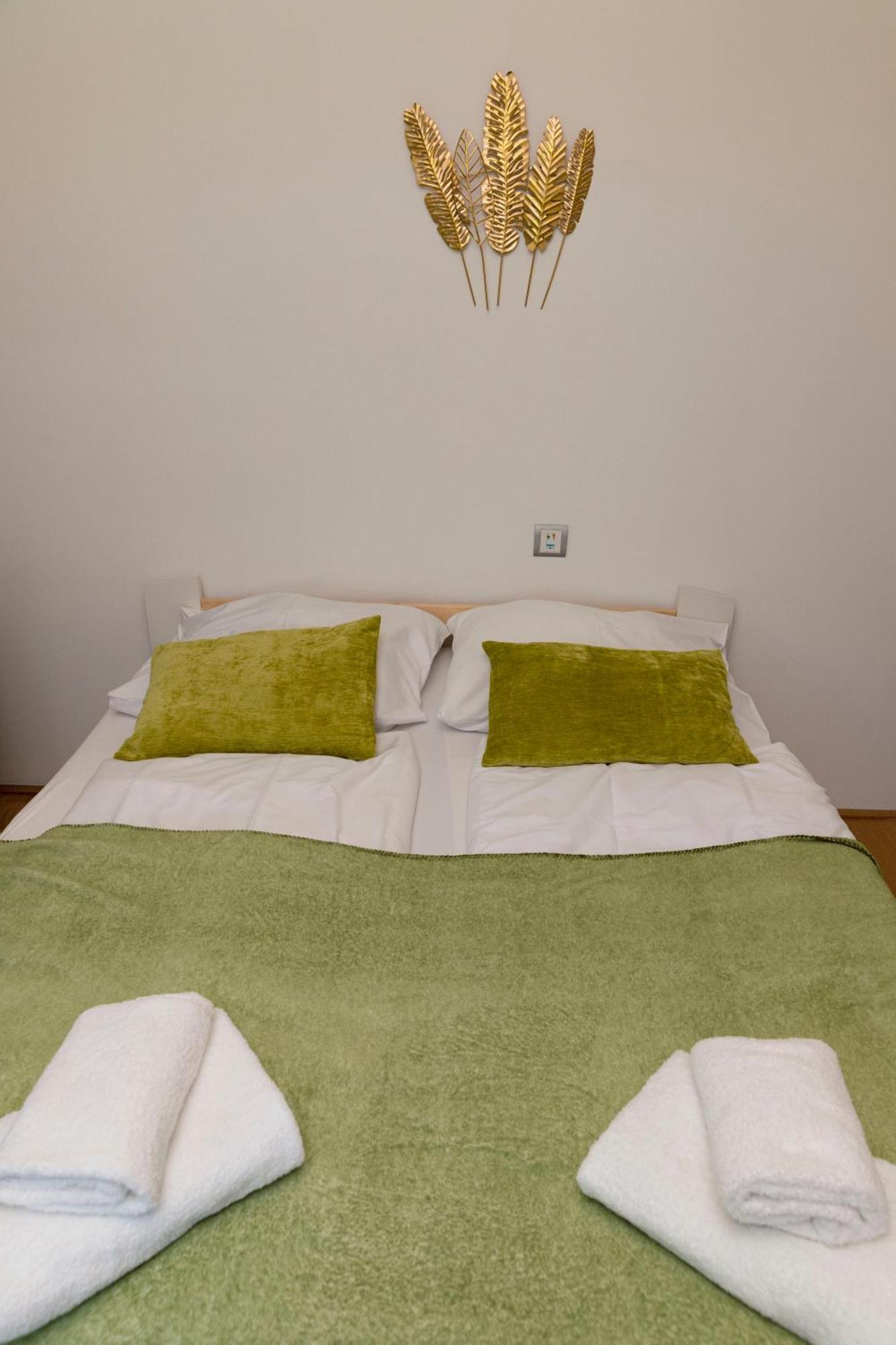 Pool And Hot Tub - Romantic Hideaway Apartment Wien